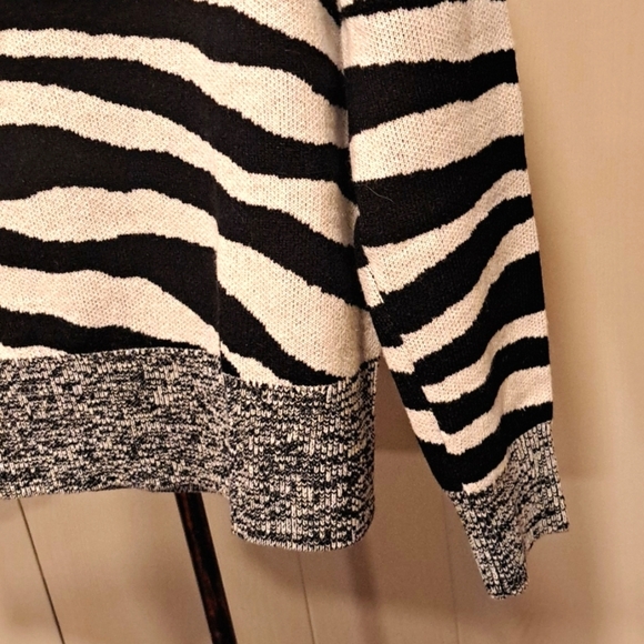 Banana Republic Women's Black and White Zebra Print Wool Blend Sweater Medium - Picture 3 of 6